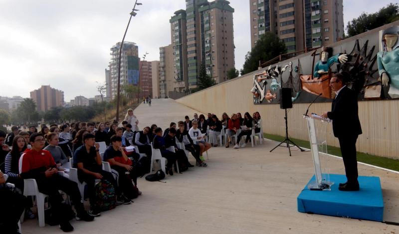 Benidorm conmemora el Dia de les Lletres Valencianes con una lectura de poemas junto a un centenar de alumnos de Secundaria